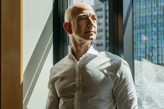 Zrušit daně chudým a netrápit bohaté, požaduje Bezos. Jaké by to mělo následky?